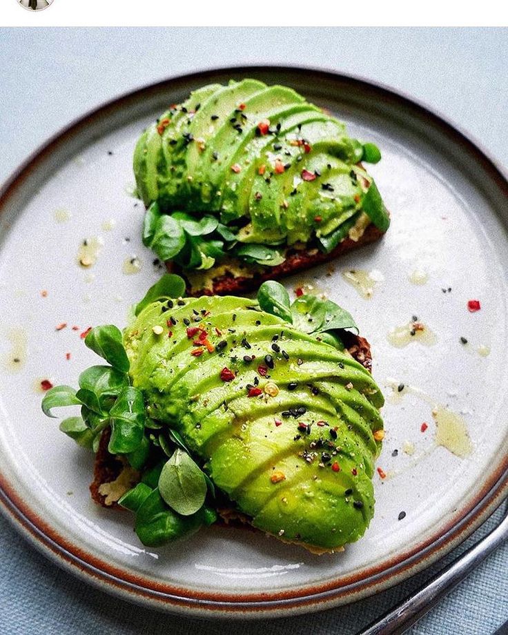 Ruginė duona su avokadu: energija visai dienai